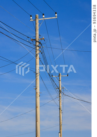 青空に線画を描く電柱と電線 青空に線画を描く電柱と電線 93694338