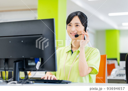 オペレーターの若い女性 オペレーターの若い女性 93694657