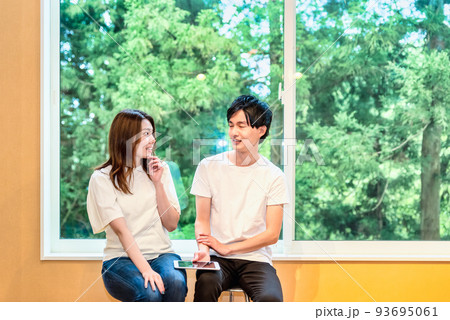 トレッキング　ロッジでルートを確認する若者　驚く 93695061