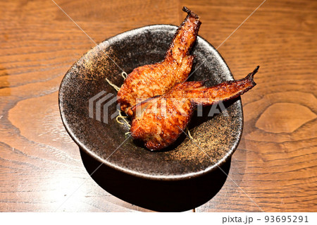 揚げたての美味しそうな手羽先 93695291
