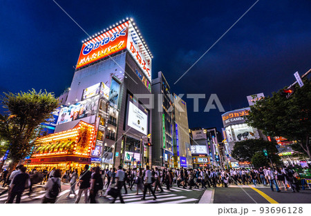 日本の東京都市景観 5週世界最多・死者数2週連続世界2番目。歌舞伎町に向かう大勢の人々=8月26日 日本の東京都市景観 5週世界最多・死者数2週連続世界2番目。歌舞伎町に向かう大勢の人々=8月26日 93696128