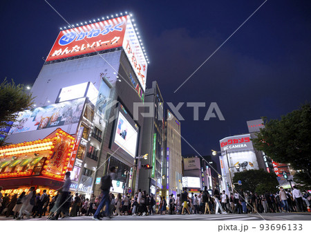 日本の東京都市景観 5週世界最多・死者数2週連続世界2番目。歌舞伎町に向かう大勢の人々=8月26日 日本の東京都市景観 5週世界最多・死者数2週連続世界2番目。歌舞伎町に向かう大勢の人々=8月26日 93696133
