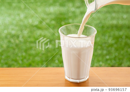牛乳を注ぐ 牛乳を注ぐ 93696157