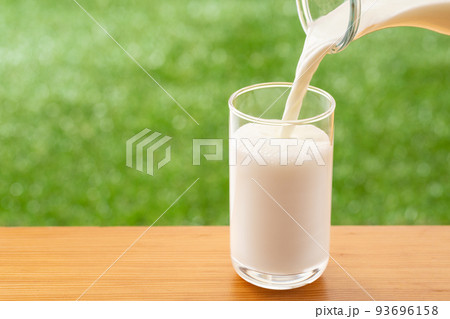 牛乳を注ぐ 牛乳を注ぐ 93696158
