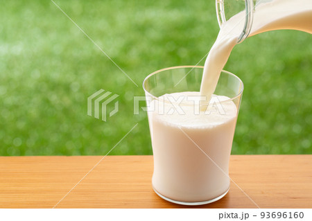 牛乳を注ぐ 93696160