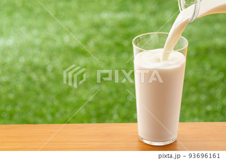 牛乳を注ぐ 牛乳を注ぐ 93696161