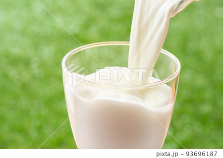 牛乳を注ぐ 牛乳を注ぐ 93696187
