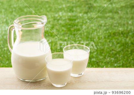テーブルの上の牛乳 93696200