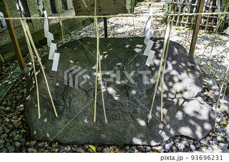 東京都　「牛天神」北野神社　拝殿内　源頼朝ゆかりの牛石 93696231