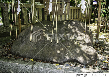 東京都　「牛天神」北野神社　拝殿内　源頼朝ゆかりの牛石 93696234