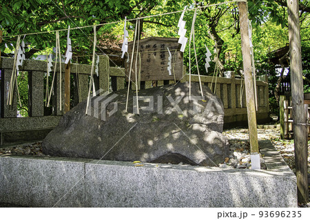 東京都　「牛天神」北野神社　拝殿内　源頼朝ゆかりの牛石 93696235