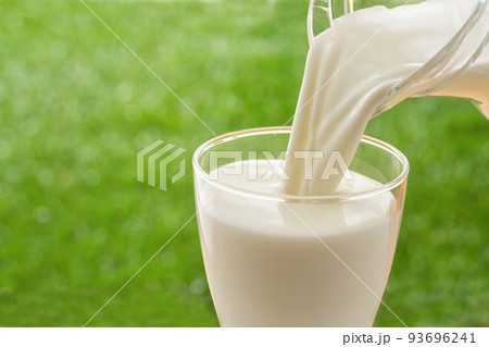牛乳を注ぐ 93696241