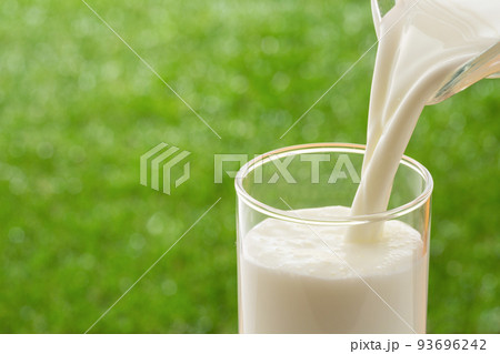 牛乳を注ぐ 牛乳を注ぐ 93696242