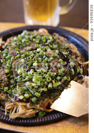 美味しい広島風お好み焼きと生ビール 93696836