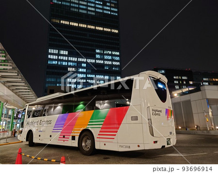 夜のバスタ新宿(アルピコ交通) 93696914