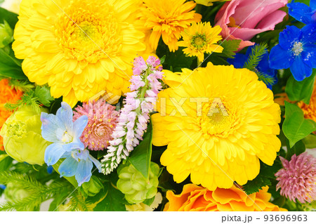 カラフルなお花の花束 93696963
