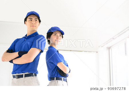 信頼がありそうな引越しスタッフ　腕組み　あおり 93697278