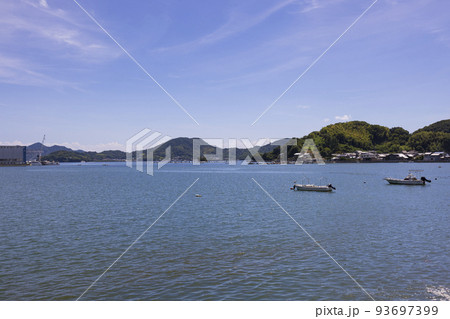 広島県尾道市浦崎町付近の瀬戸内海の風景 広島県尾道市浦崎町付近の瀬戸内海の風景 93697399