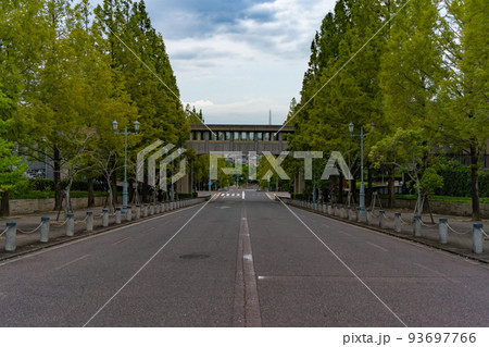 道路上に掛けられた渡り廊下 93697766