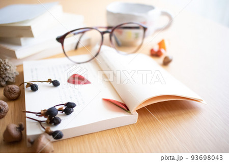 読書の秋の、読書週間のイメージ背景 読書の秋の、読書週間のイメージ背景 93698043