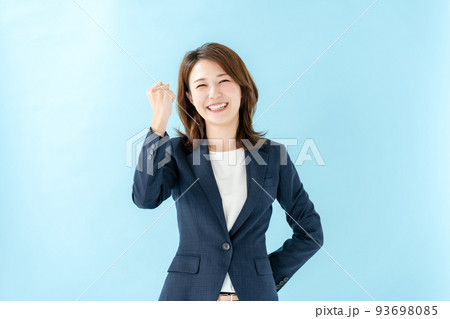 ビジネス　ガッツポーズ　女性　ブルーバック 93698085
