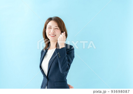 ビジネス　ガッツポーズ　女性　ブルーバック 93698087