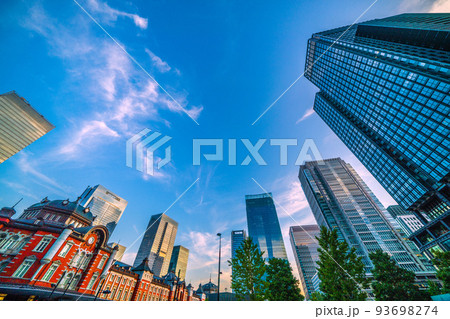 日本の東京都市景観 東京駅赤レンガ駅舎や丸の内、八重洲などのオフィスビル群を望む 93698274