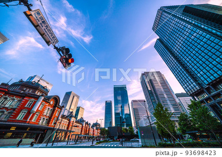 日本の東京都市景観 東京駅赤レンガ駅舎や丸の内、八重洲などのオフィスビル群を望む 93698423