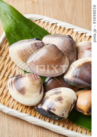 ザルに盛ったハマグリ 93698656