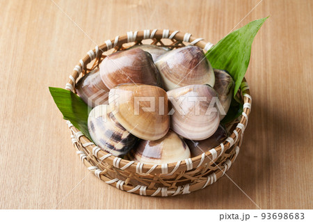 かごに盛ったハマグリ かごに盛ったハマグリ 93698683