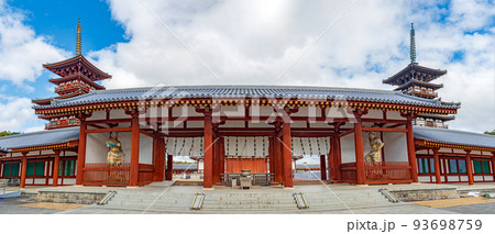 奈良 薬師寺 中門の風景 奈良 薬師寺 中門の風景 93698759