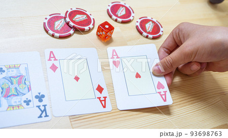 トランプカードとポーカーゲーム 93698763