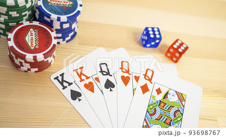 トランプカードとポーカーゲーム 93698767