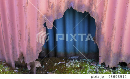 錆びた古いトタン 錆びた古いトタン 93698912