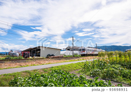 上高地線を走る列車　新村駅付近 93698931