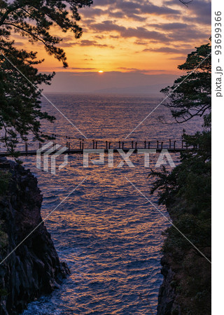（静岡県）東伊豆・城ヶ崎　門脇つり橋　日の出 93699366
