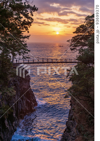 （静岡県）東伊豆・城ヶ崎　門脇つり橋　日の出 93699370