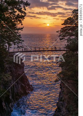 （静岡県）東伊豆・城ヶ崎　門脇つり橋　日の出 93699371