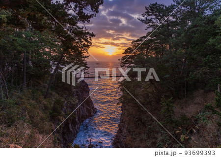 (静岡県)東伊豆・城ヶ崎 門脇つり橋 日の出 (静岡県)東伊豆・城ヶ崎 門脇つり橋 日の出 93699393