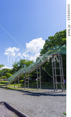 公園にある遊具 93699445
