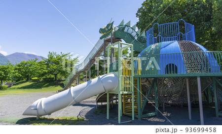 公園にある遊具 93699458
