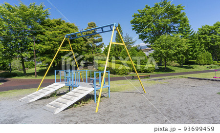 公園にある遊具 93699459