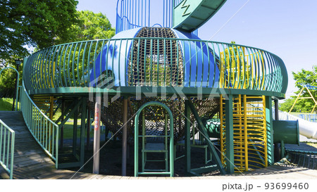 公園にある遊具 93699460