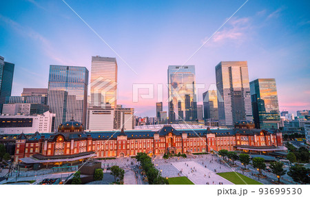 日本の東京都市景観　東京駅新景色。ズラリ並んだ超高層ビル群（窓ガラスに映る夕焼け） 93699530
