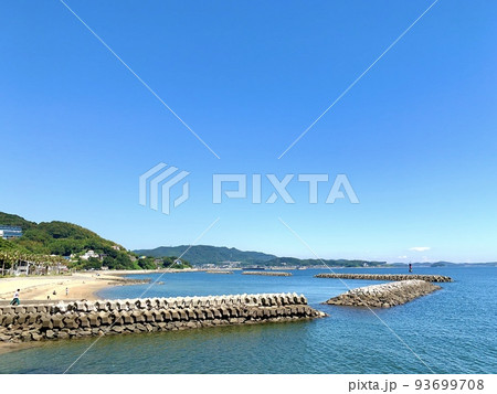 秋晴れの青空が映える宮崎海水浴場・三ヶ根山・幡豆海岸　(愛知県西尾市) 93699708