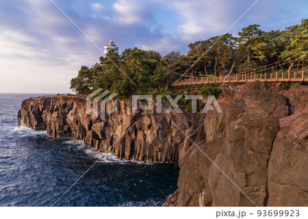(静岡県)東伊豆・城ヶ崎海岸 門脇埼灯台とつり橋 (静岡県)東伊豆・城ヶ崎海岸 門脇埼灯台とつり橋 93699923