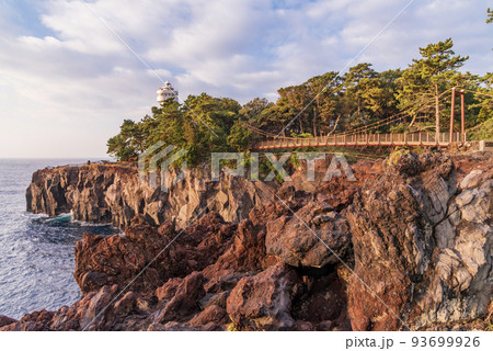 (静岡県)東伊豆・城ヶ崎海岸 門脇埼灯台とつり橋 (静岡県)東伊豆・城ヶ崎海岸 門脇埼灯台とつり橋 93699926