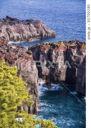 （静岡県）東伊豆・城ヶ崎海岸の青い海 93700280