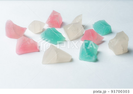 和菓子 琥珀糖 白背景 和菓子 琥珀糖 白背景 93700303