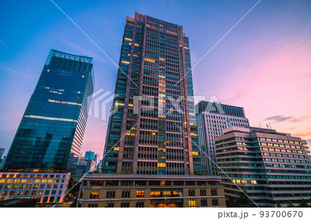 日本の東京都市景観 丸の内の超高層ビル群(奥に汐留が見える)。美しい夕焼けが広がる(夜景) 日本の東京都市景観 丸の内の超高層ビル群(奥に汐留が見える)。美しい夕焼けが広がる(夜景) 93700670
